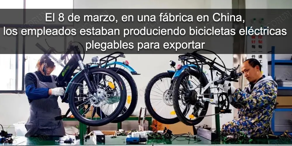 En una fábrica en China, los empleados estaban produciendo bicicletas eléctricas plegables para exportar